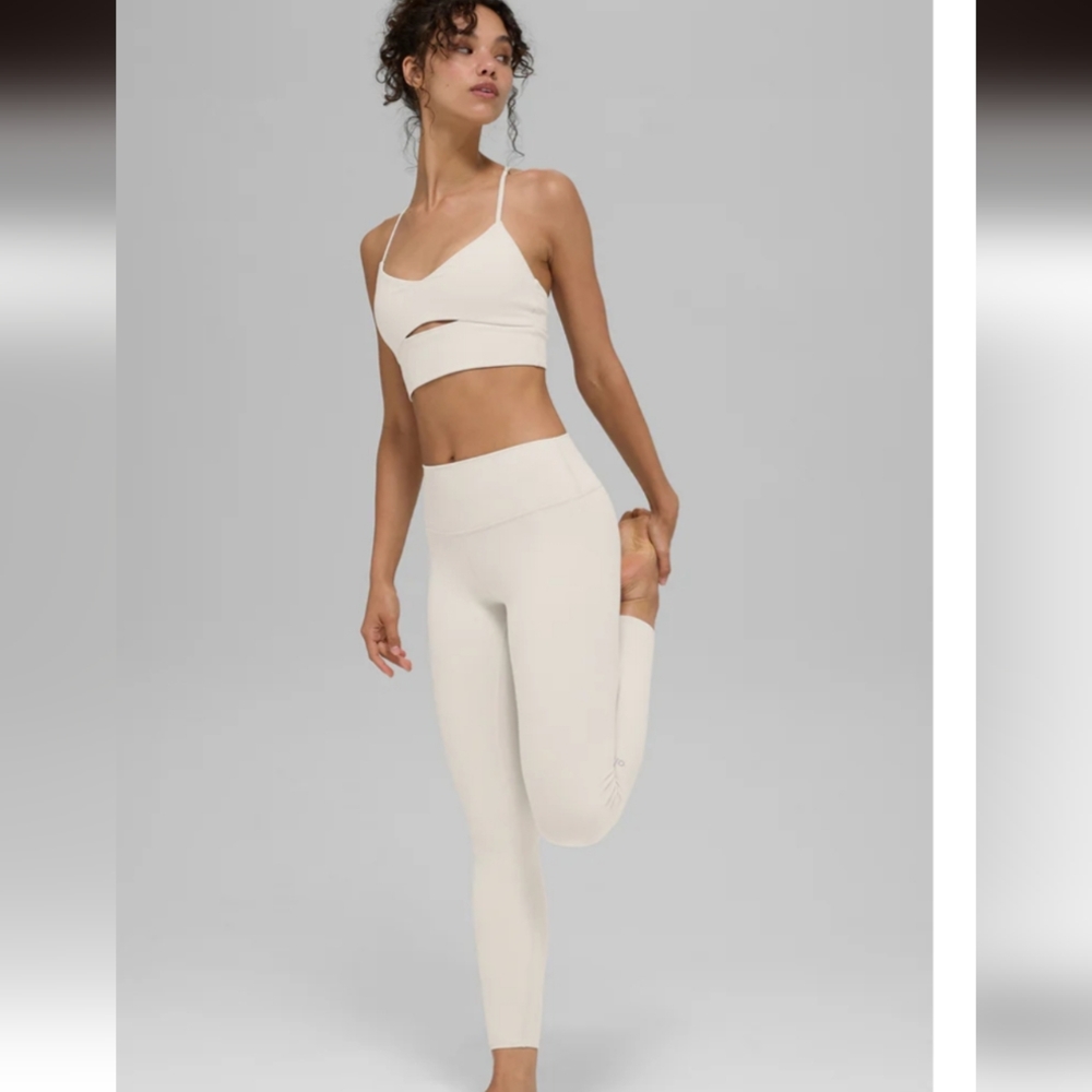 ALO Yoga Alosoft Highlight Bra in Cream - Picture 4 of 9
